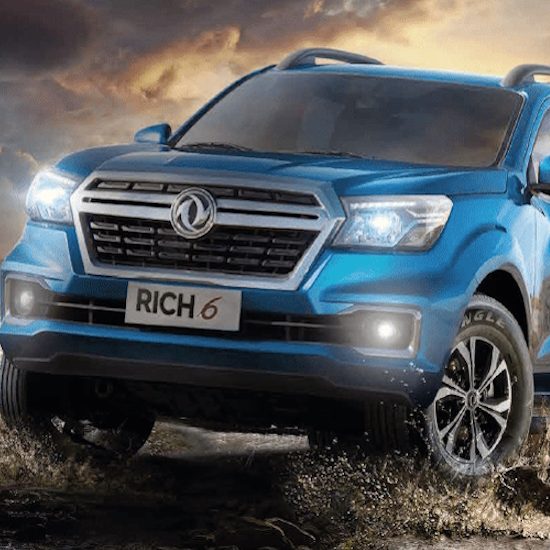 Blauer SUV mit schillerndem Lack, Modellbezeichnung RICH 6, vor dramatischem Hintergrund.