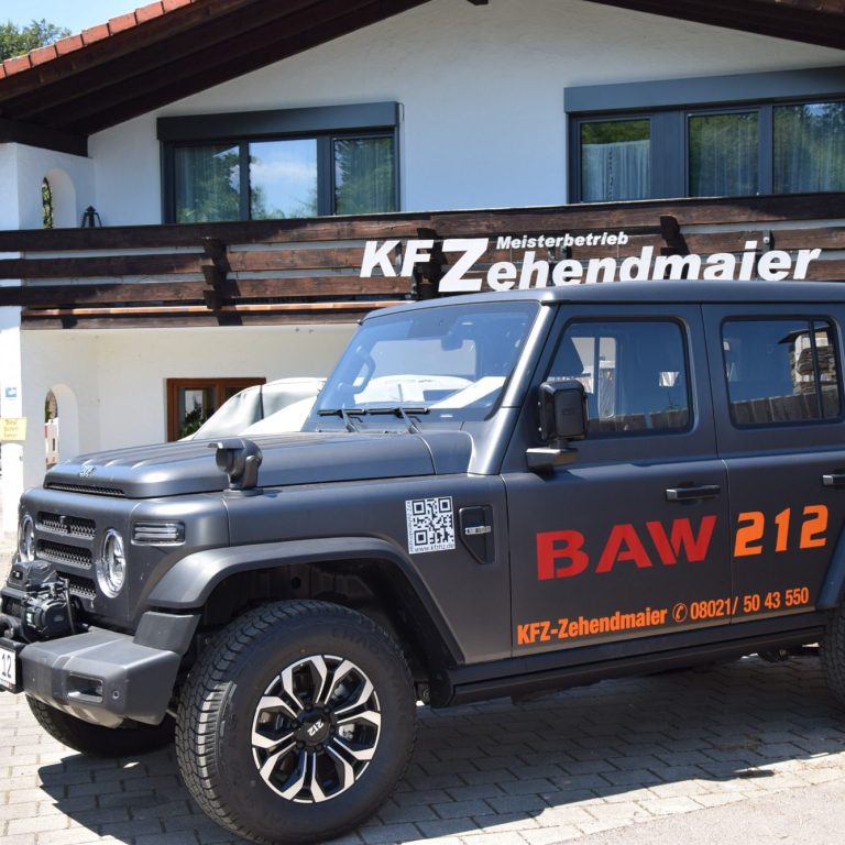 BAW212 Geländewagen in olivgrüner Farbe, robustes Design mit viereckiger Karosserie.