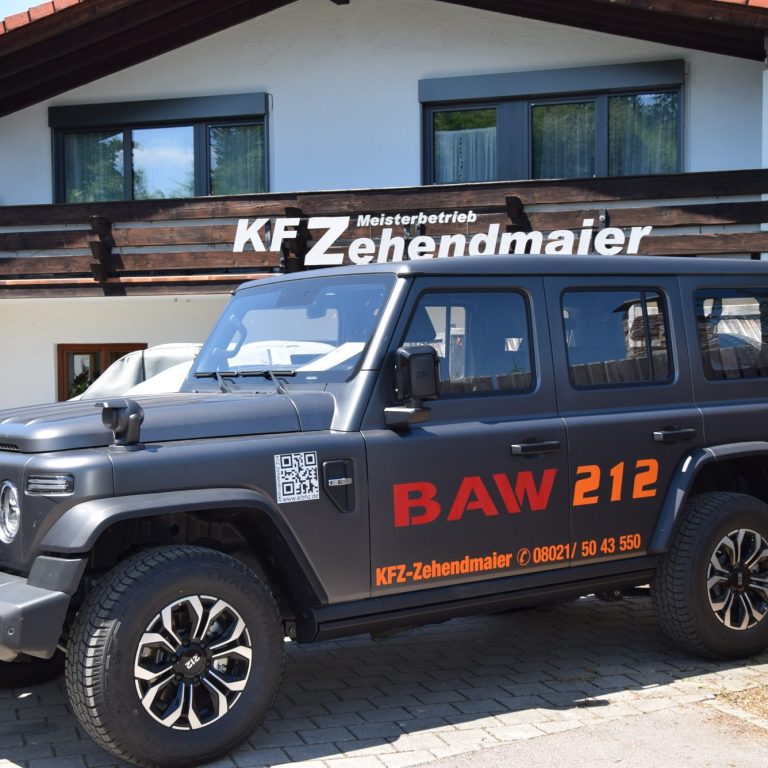 BAW212 Geländewagen in olivgrüner Farbe, robustes Design mit viereckiger Karosserie.